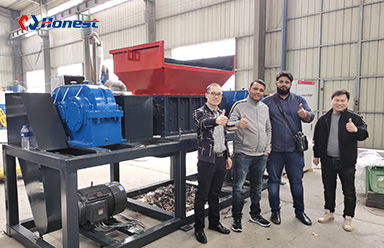 Welcome customers to visit our factory test double shaft shredder machine
